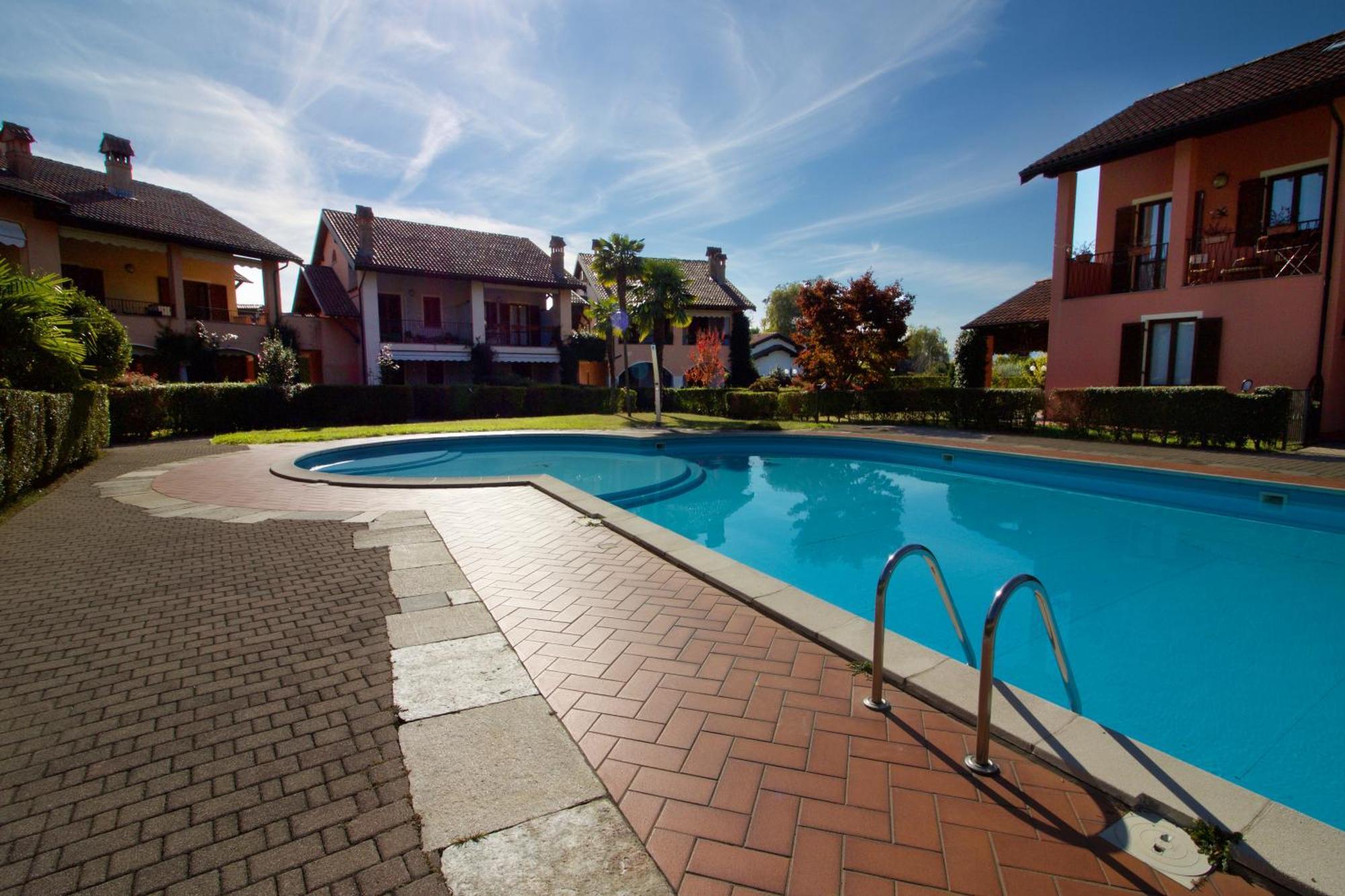 Sunflower Relax Pool And Terrace - Happy Rentals Lesa Εξωτερικό φωτογραφία