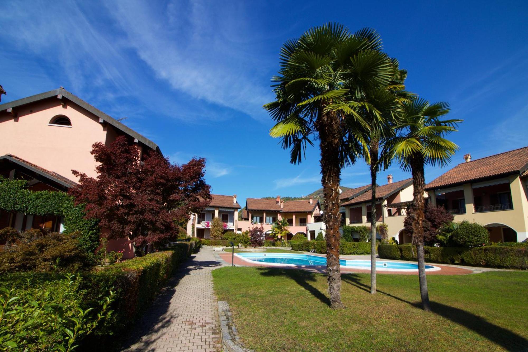 Sunflower Relax Pool And Terrace - Happy Rentals Lesa Εξωτερικό φωτογραφία